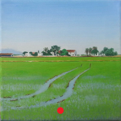 Arrozal verde con surcos curvos llenos de agua, casa de labor con tejados rojos y palmeras al fondo bajo cielo despejado.