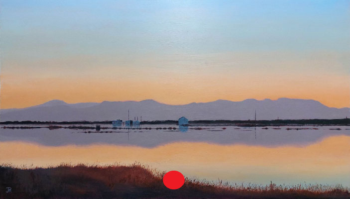 Reflejos en la Albufera con la Sierra de Corbera al fondo en un atardecer suave.