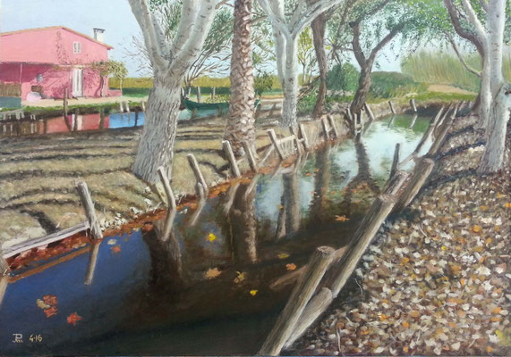 Canal tranquilo con árboles reflejados en el agua, casa junto a la orilla y paisaje rural alrededor.