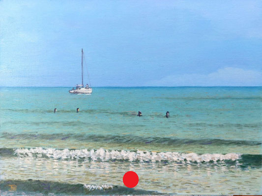 Velero fondeado frente a la playa con varios bañistas y mar en calma bajo un cielo despejado.