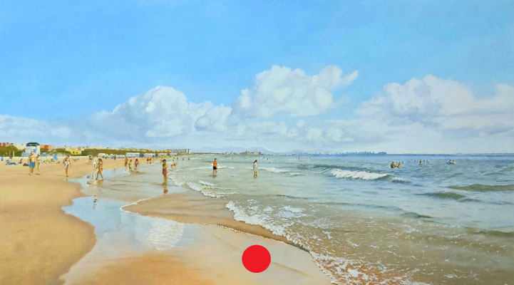 Playa de la Malvarrosa con bañistas, caminantes, mar en calma y cielo azul con nubes de verano.