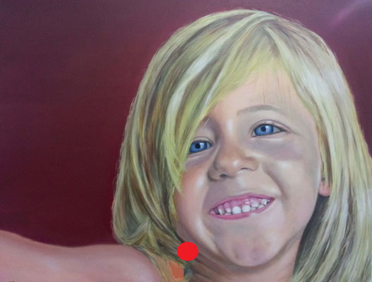 Retrato de una niña rubia sonriendo, con fondo rojo oscuro y expresión alegre.