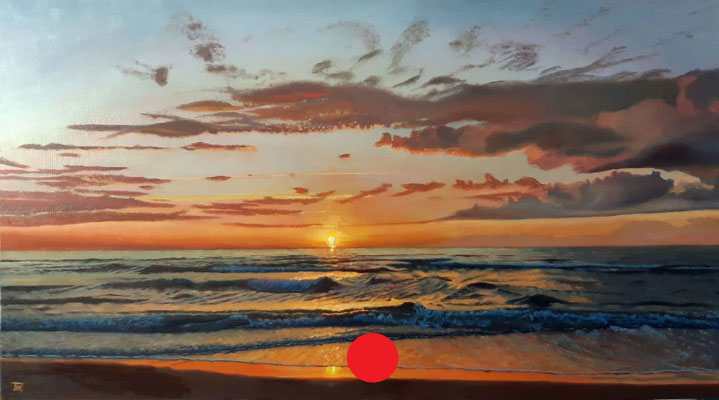 Amanecer en la playa con cielo anaranjado y rosado, reflejos intensos en el agua y olas suaves llegando a la orilla.