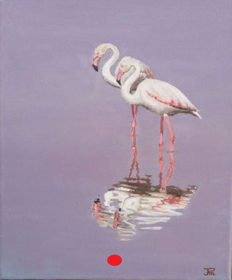 Dos flamencos de pie en aguas tranquilas, con tonos rosados y reflejos suaves sobre un fondo lavanda.