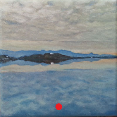Montaña reflejada en un lago tranquilo, cielo nublado con claros y vegetación baja en primer plano.