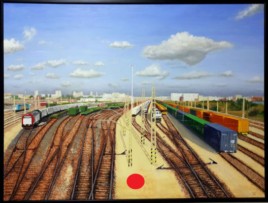 Vías de tren iluminadas por la luz del atardecer, con catenarias, postes y un cielo cálido al fondo.