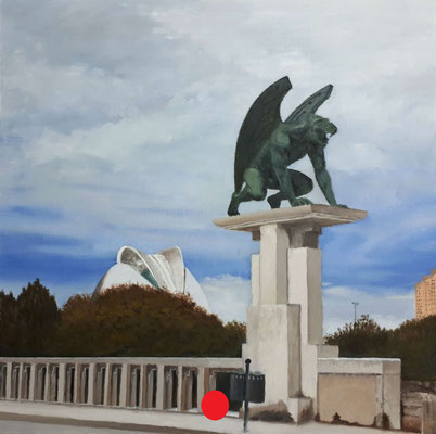 Gárgola del Pont del Regne en primer plano con el Palau de les Arts al fondo bajo un cielo parcialmente nublado.