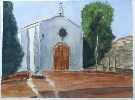 Ermita de Benifairó con fachada blanca, puerta de arco y campanario, rodeada de árboles altos bajo cielo claro.