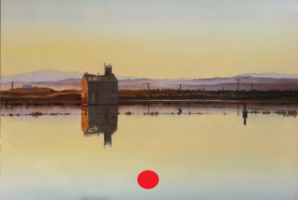 Casa antigua reflejada en el agua al atardecer, con tonos amarillentos y montañas al fondo.