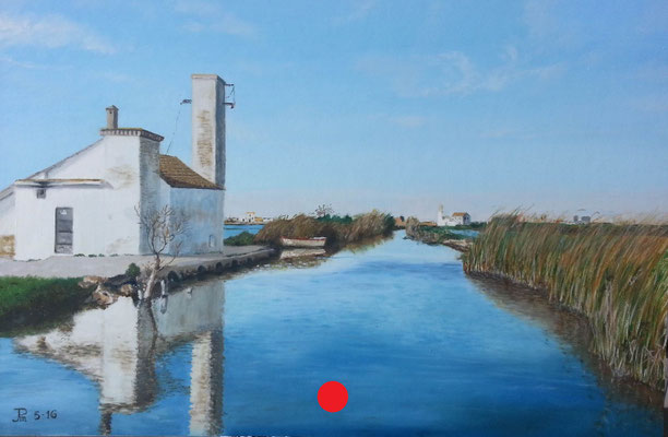 Casa blanca junto a un canal tranquilo, con reflejos en el agua, barca amarrada y vegetación en la orilla.