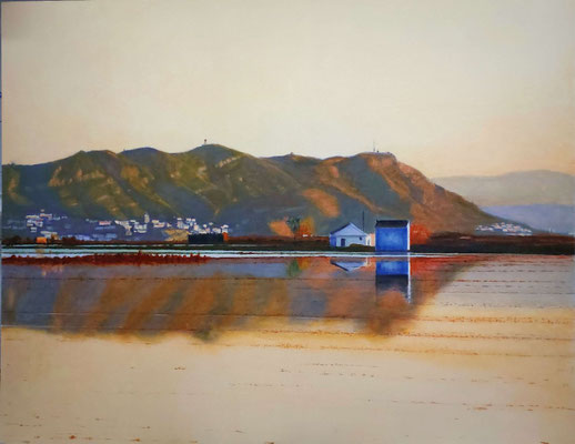 Paisaje realista de Cullera al atardecer con montañas, casas y reflejos sobre el agua.