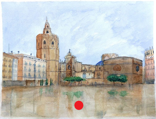 Plaza de la Reina con la Catedral y el Miguelete, edificios históricos y pavimento húmedo bajo cielo suave.
