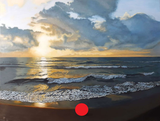Amanecer en la playa con el sol bajo, nubes iluminadas y reflejos cálidos en el mar.