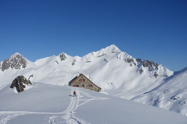 Rotondohütte mit Pizzo Lucendro