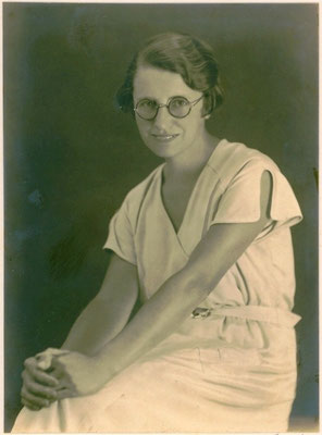 Iris Runge (1888-1960), undatiert. Die Lehrerin war ab 1918 SPD-Mitglied, Mitgründerin der "Arbeiter-Bildungsschule" 1918 sowie Mitglied im Vorstand des "Politischen Vereins freiheitliche gesinnter Akademiker". Privatnachlass