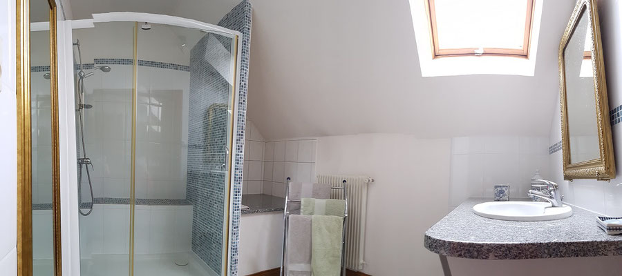 Le Champ du Pré - Chambres d'hôtes entre Sologne et Val de Loire - Week-ends et vacances en amoureux ou en famille - Salle de bain chambre familiale