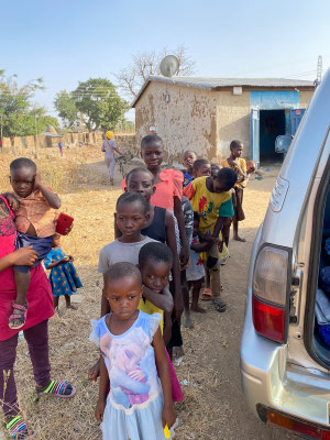 BOLGATANGA ,Ghana : distribuzione abiti ai bambini del villaggio 