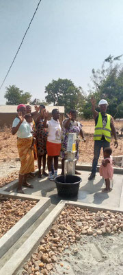 BOLGATANGA comunità Anateem Widows – Pozzo d'acqua con pompa manuale.