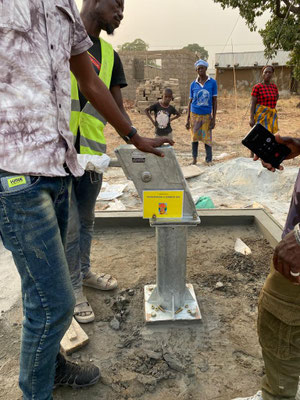 BOLGATANGA, Ghana Comunità Anateem Widows – Pozzo d'acqua con pompa manuale.