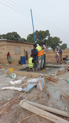 BOLGATANGA, Ghana  Comunità Anateem Widows – Pozzo d'acqua con pompa manuale.