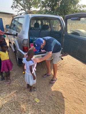 BOLGATANGA (Ghana) : distribuzione abiti ai bambini del villaggio 