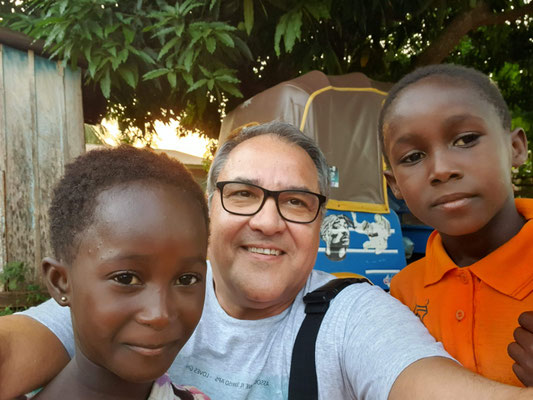 NKORANZA (Ghana) : distribuzione abiti ai bambini del villaggio 