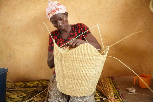 Bolgatanga è la capitale dei cesti. I suoi manufatti artigianali, esportati in tutto il mondo, sorreggono l’economia di migliaia di famiglie in una regione arida e pochissimo industrializzata.