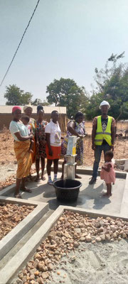BOLGATANGA comunità Anateem Widows – Pozzo d'acqua con pompa manuale.