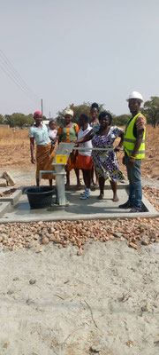 BOLGATANGA, Ghana Comunità Anateem Widows – Pozzo d'acqua con pompa manuale.