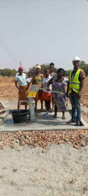 BOLGATANGA, Ghana Comunità Anateem Widows – Pozzo d'acqua con pompa manuale.