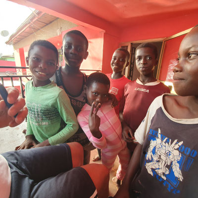 NKORANZA , Ghana : distribuzione abiti ai bambini del villaggio 