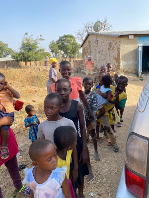 BOLGATANGA (Ghana) : distribuzione abiti ai bambini del villaggio 