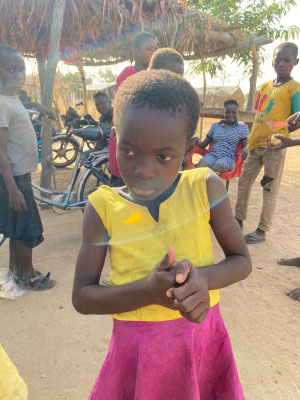 BOLGATANGA ,Ghana : distribuzione abiti ai bambini del villaggio 