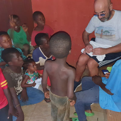 NKORANZA , Ghana : distribuzione abiti ai bambini del villaggio 