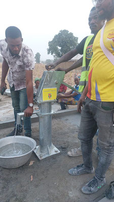 BOLGATANGA, Ghana Comunità Anateem Widows – Pozzo d'acqua con pompa manuale.
