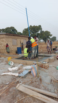 BOLGATANGA, Ghana Comunità Anateem Widows – Pozzo d'acqua con pompa manuale.