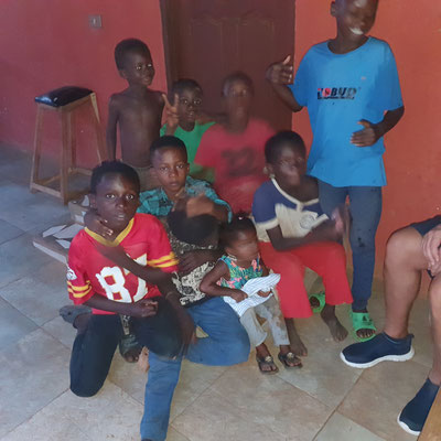 NKORANZA , Ghana : distribuzione abiti ai bambini del villaggio 