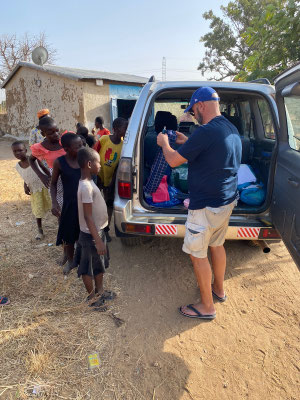 BOLGATANGA (Ghana) : distribuzione abiti ai bambini del villaggio 