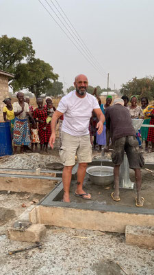 BOLGATANGA, Ghana Comunità Anateem Widows – Pozzo d'acqua con pompa manuale.
