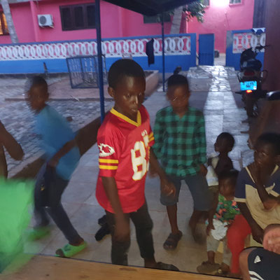 NKORANZA , Ghana : distribuzione abiti ai bambini del villaggio 