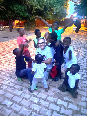 NKORANZA (Ghana) : distribuzione abiti ai bambini del villaggio 
