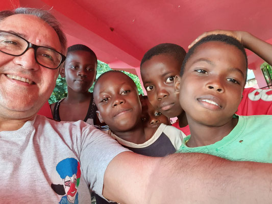 NKORANZA , Ghana : distribuzione abiti ai bambini del villaggio 