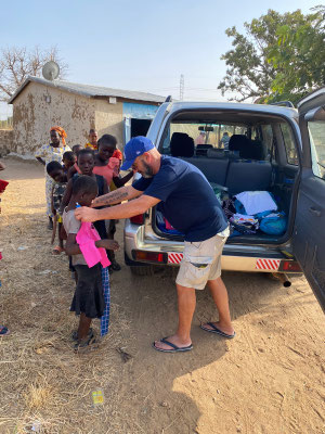 BOLGATANGA (Ghana) : distribuzione abiti ai bambini del villaggio 
