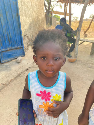 BOLGATANGA ,Ghana : distribuzione abiti ai bambini del villaggio 