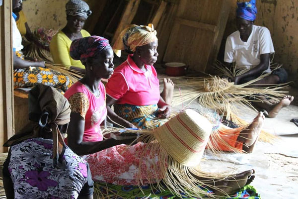 BOLGATANGA (Ghana) - Tessitura cesti di Anateem Widows Community 