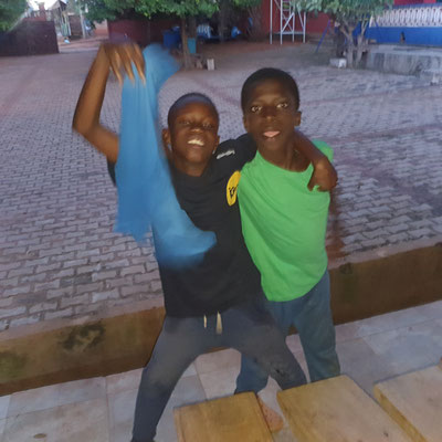 NKORANZA (Ghana) : distribuzione abiti ai bambini del villaggio 