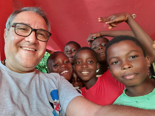NKORANZA (Ghana) : distribuzione abiti ai bambini del villaggio 