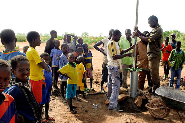 BOLGATANGA, Ghana Comunità Anateem Widows – Pozzo d'acqua con pompa manuale.