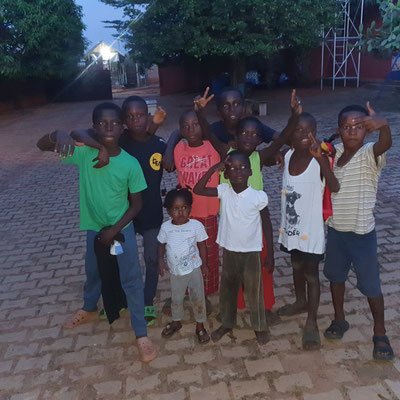 NKORANZA, Ghana : distribuzione abiti ai bambini del villaggio 