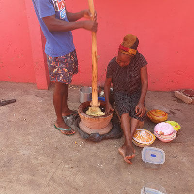 FUFU , preparazione piatto tipico ghanese